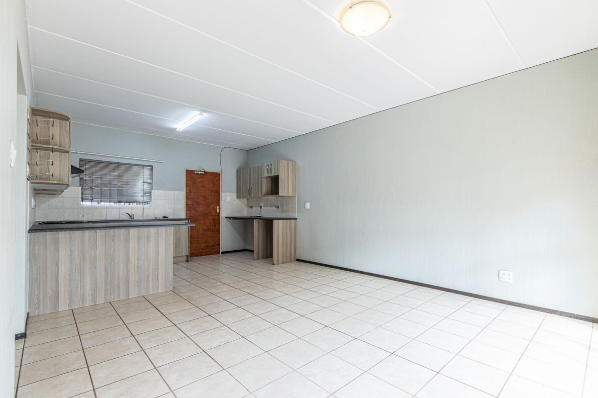 Perfect Opportunity for First-Time Buyers in Randpark Ridge - 2 Bed 2 Bath Ground floor Apartment - Photo 5