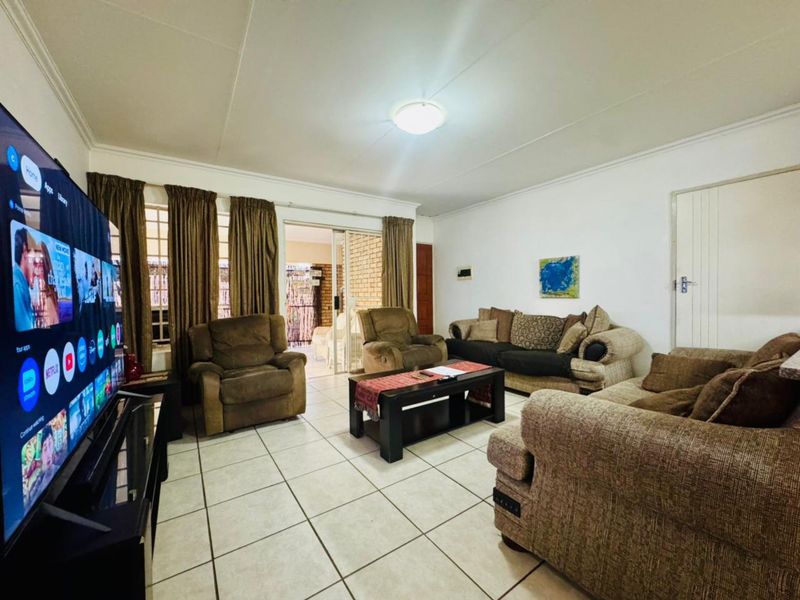 Comfortable Living in Secure Montana Complex – Ideal for Family Life - Photo 8