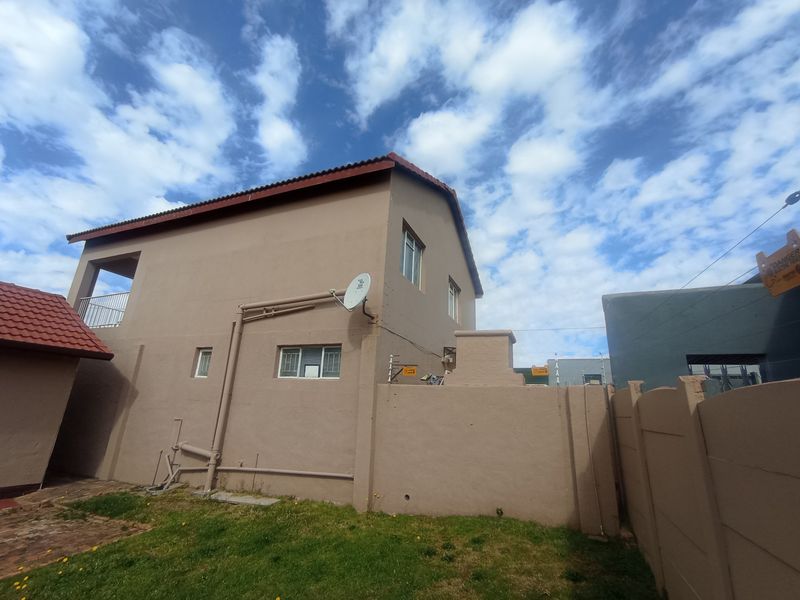 Modern & Secure 2-Bedroom Double-Storey Cottage To Let in Helderkruin - Photo 2