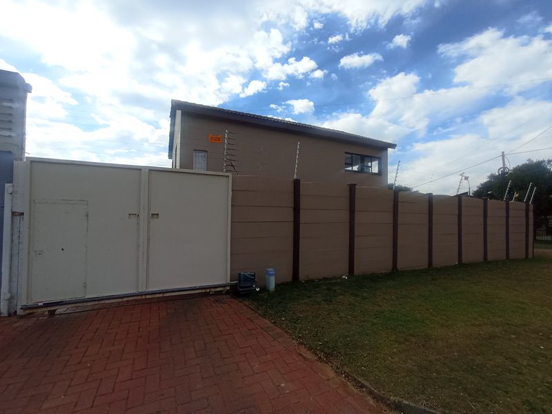 Modern & Secure 2-Bedroom Double-Storey Cottage To Let in Helderkruin - Photo 3