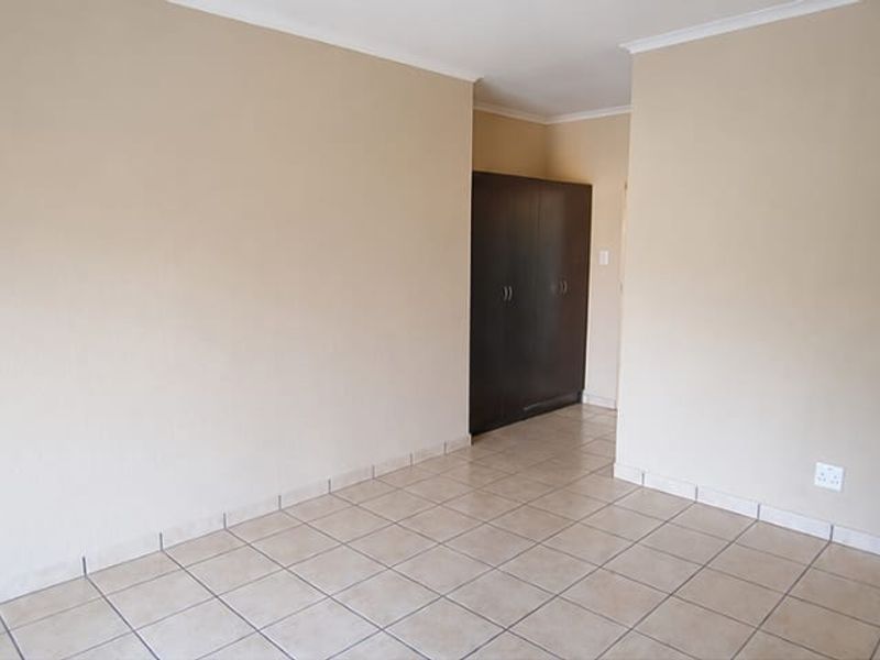 Modern & Secure 2-Bedroom Double-Storey Cottage To Let in Helderkruin - Photo 9
