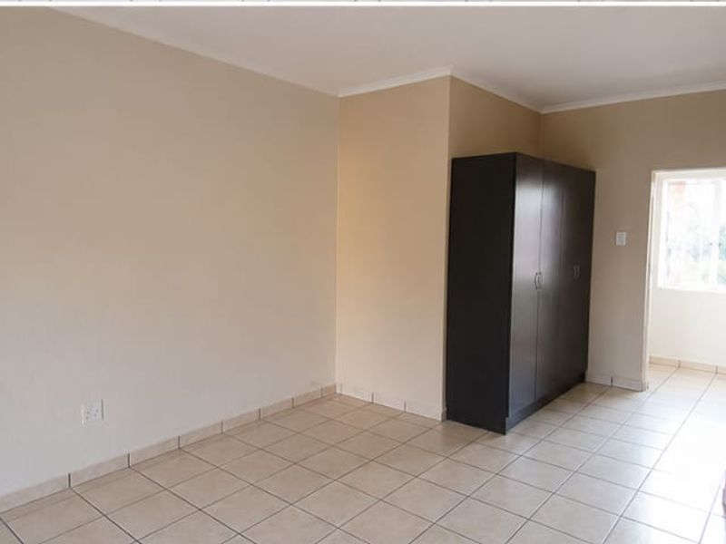 Modern & Secure 2-Bedroom Double-Storey Cottage To Let in Helderkruin - Photo 8