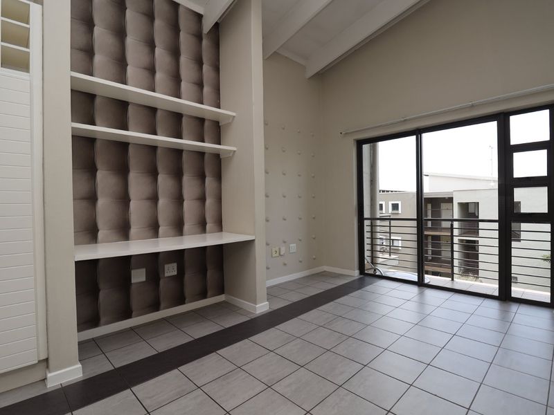 Lock up and go 2 Bedroom 1 Bathroom apartment in secure complex - Photo 9