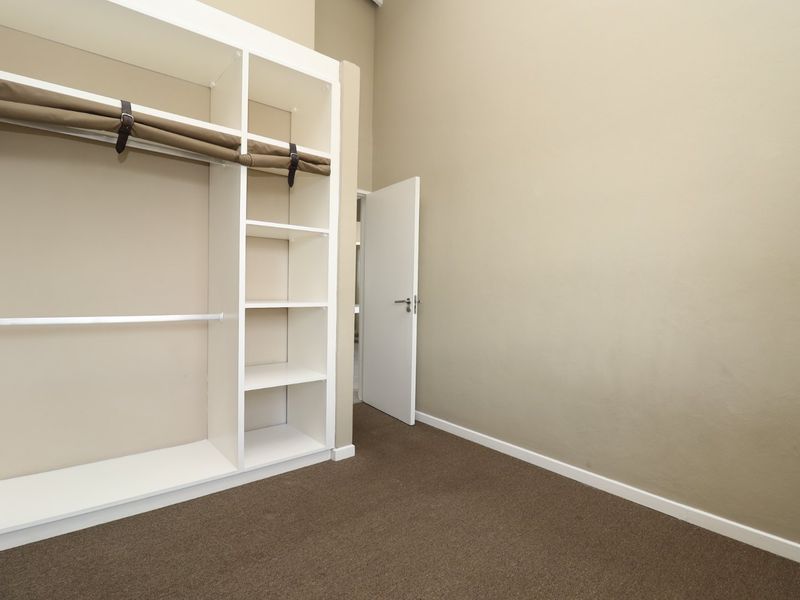 Lock up and go 2 Bedroom 1 Bathroom apartment in secure complex - Photo 8