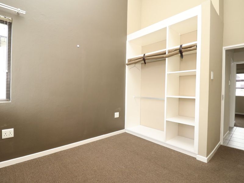 Lock up and go 2 Bedroom 1 Bathroom apartment in secure complex - Photo 7