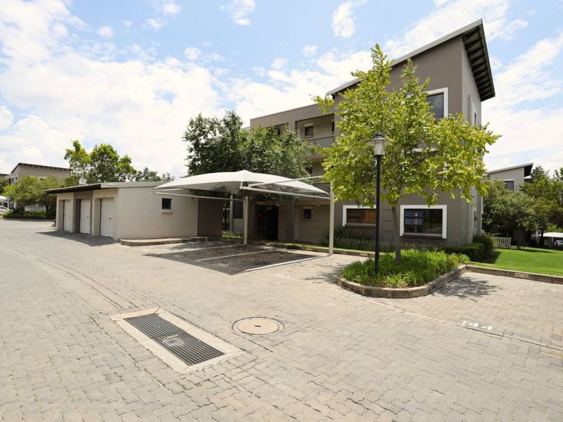 Lock up and go 2 Bedroom 1 Bathroom apartment in secure complex - Photo 1