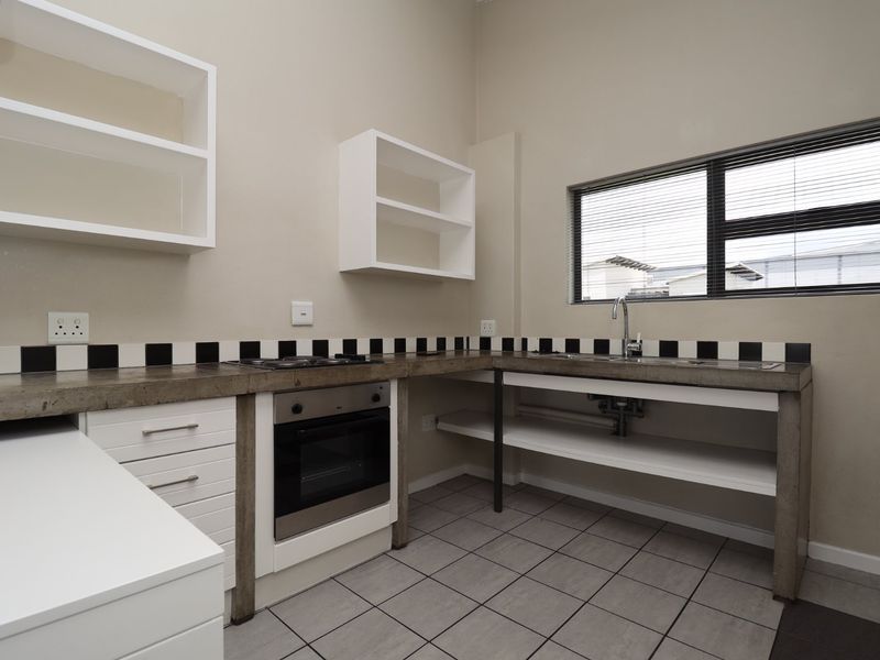 Lock up and go 2 Bedroom 1 Bathroom apartment in secure complex - Photo 5