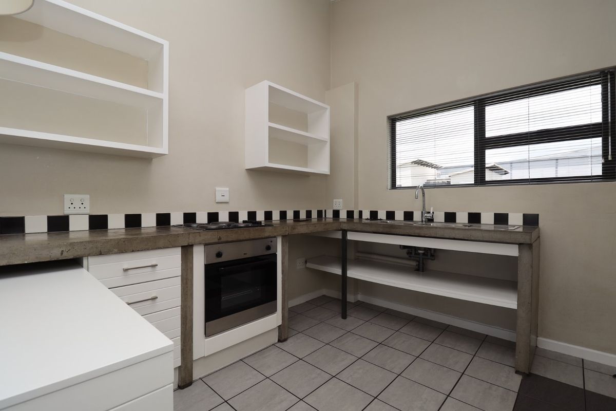 Lock up and go 2 Bedroom 1 Bathroom apartment in secure complex - Photo 5
