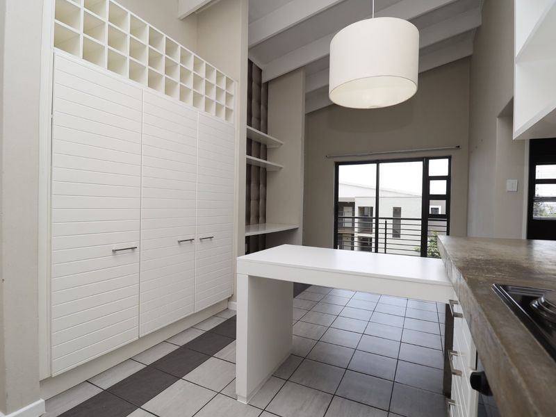 Lock up and go 2 Bedroom 1 Bathroom apartment in secure complex - Photo 6