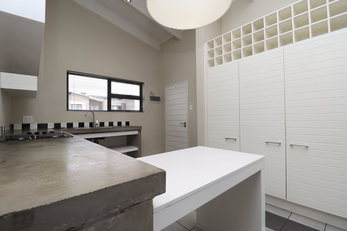 Lock up and go 2 Bedroom 1 Bathroom apartment in secure complex - Photo 3