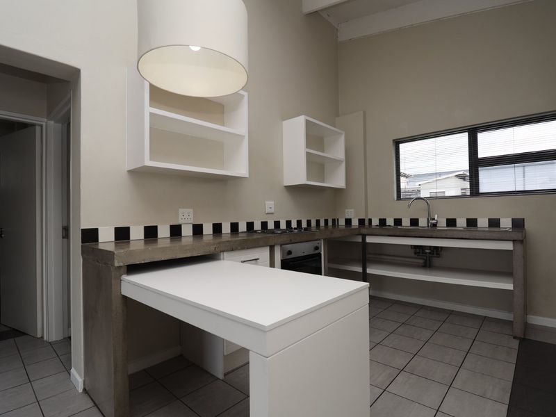 Lock up and go 2 Bedroom 1 Bathroom apartment in secure complex - Photo 4