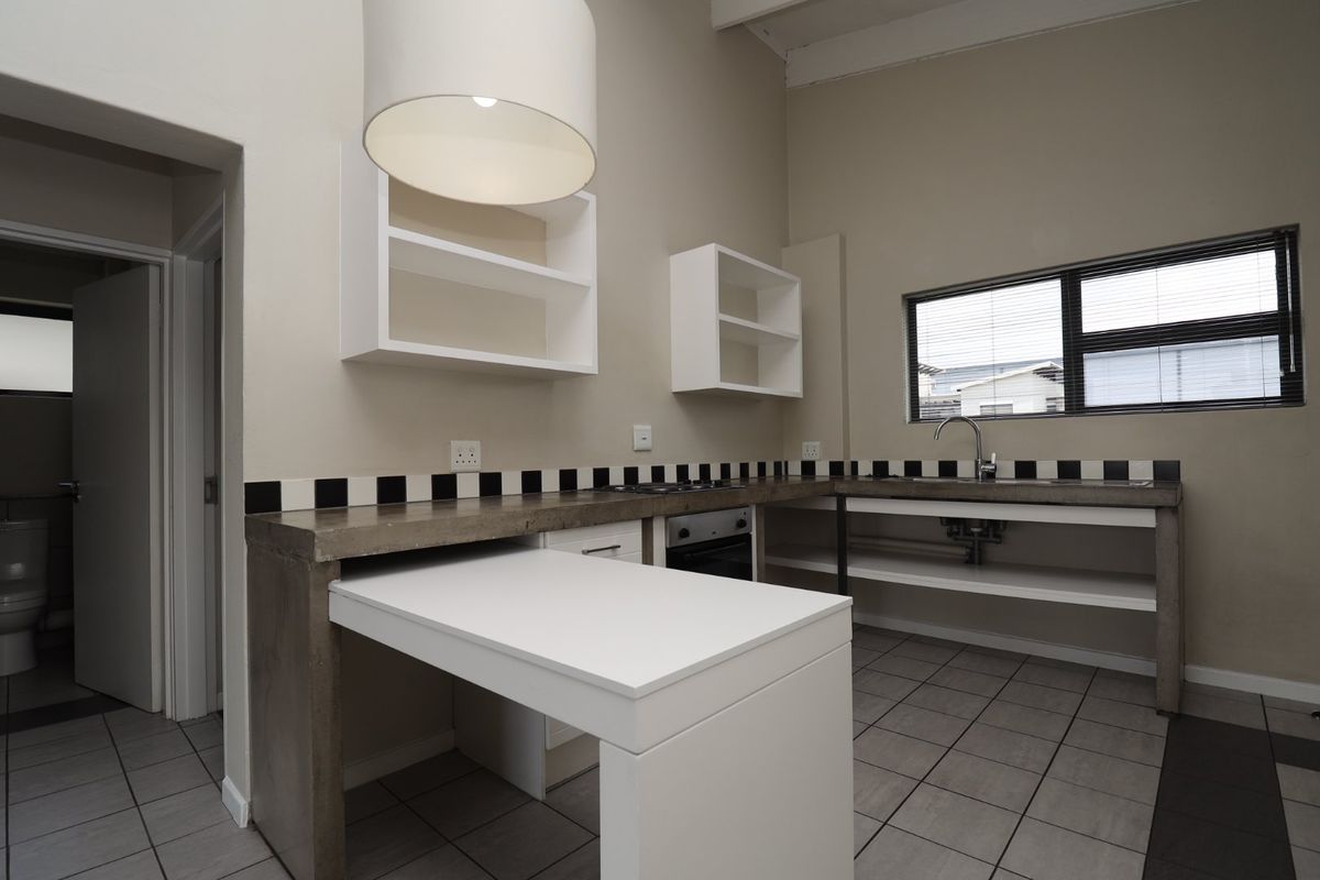 Lock up and go 2 Bedroom 1 Bathroom apartment in secure complex - Photo 4