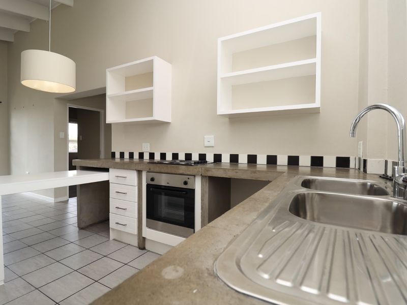 Lock up and go 2 Bedroom 1 Bathroom apartment in secure complex - Photo 2