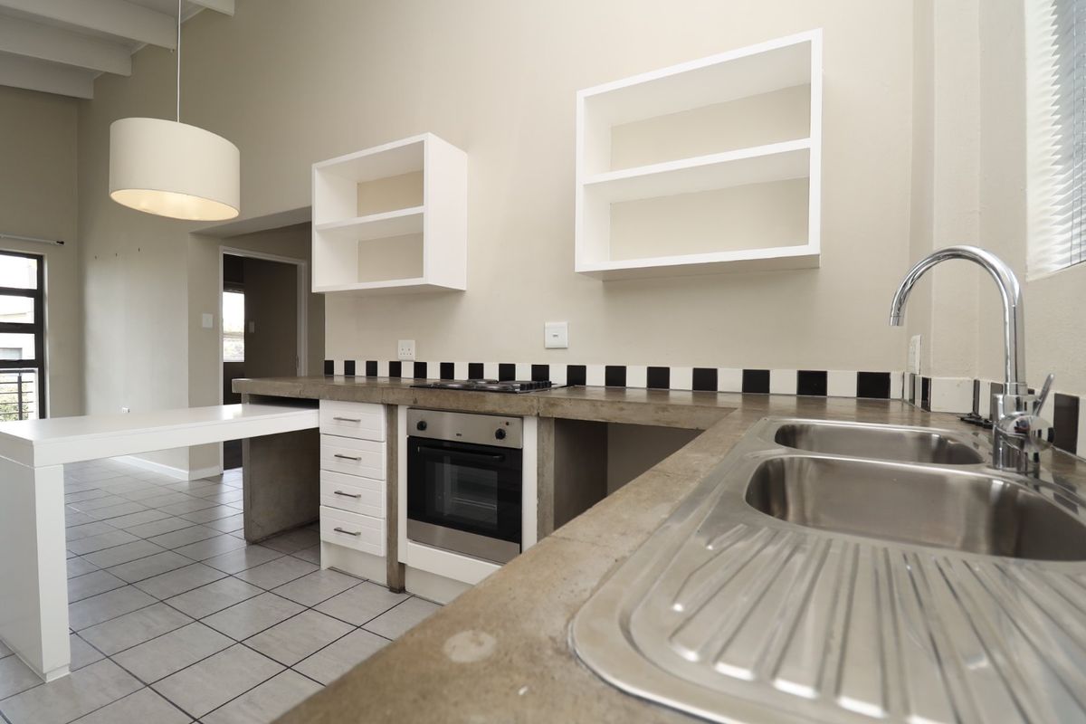 Lock up and go 2 Bedroom 1 Bathroom apartment in secure complex - Photo 2