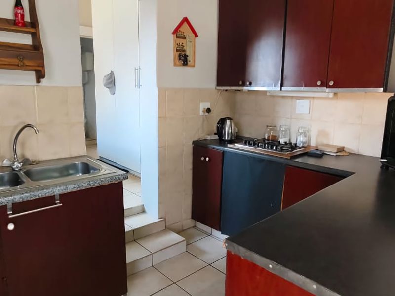 Charming Family Home - Photo 9