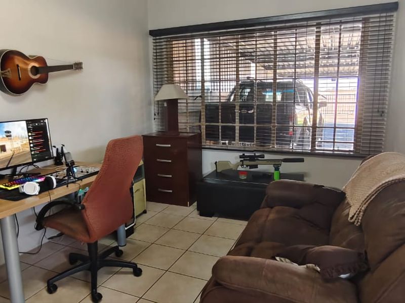 Charming Family Home - Photo 8