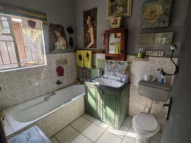 Unique 3 bedroom home full of charm and character with flatlet - Photo 9