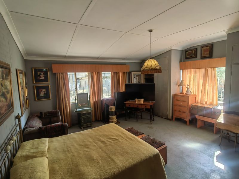 Unique 3 bedroom home full of charm and character with flatlet - Photo 8