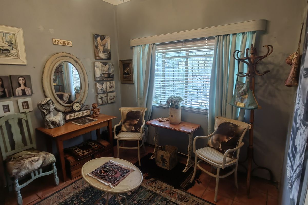 Unique 3 bedroom home full of charm and character with flatlet - Photo 3