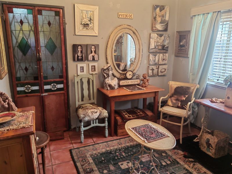 Unique 3 bedroom home full of charm and character with flatlet - Photo 4