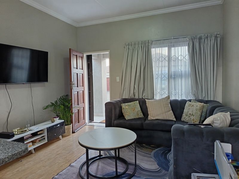 Immaculate Three Bedroom Family Home in Secure Lifestyle Complex - Photo 7