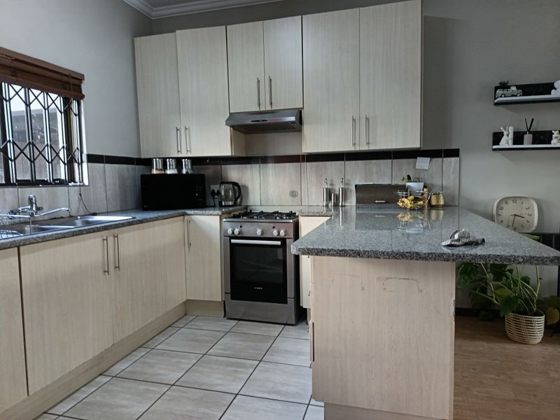 Immaculate Three Bedroom Family Home in Secure Lifestyle Complex - Photo 4