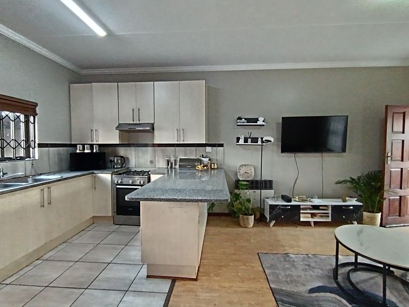 Immaculate Three Bedroom Family Home in Secure Lifestyle Complex - Photo 3