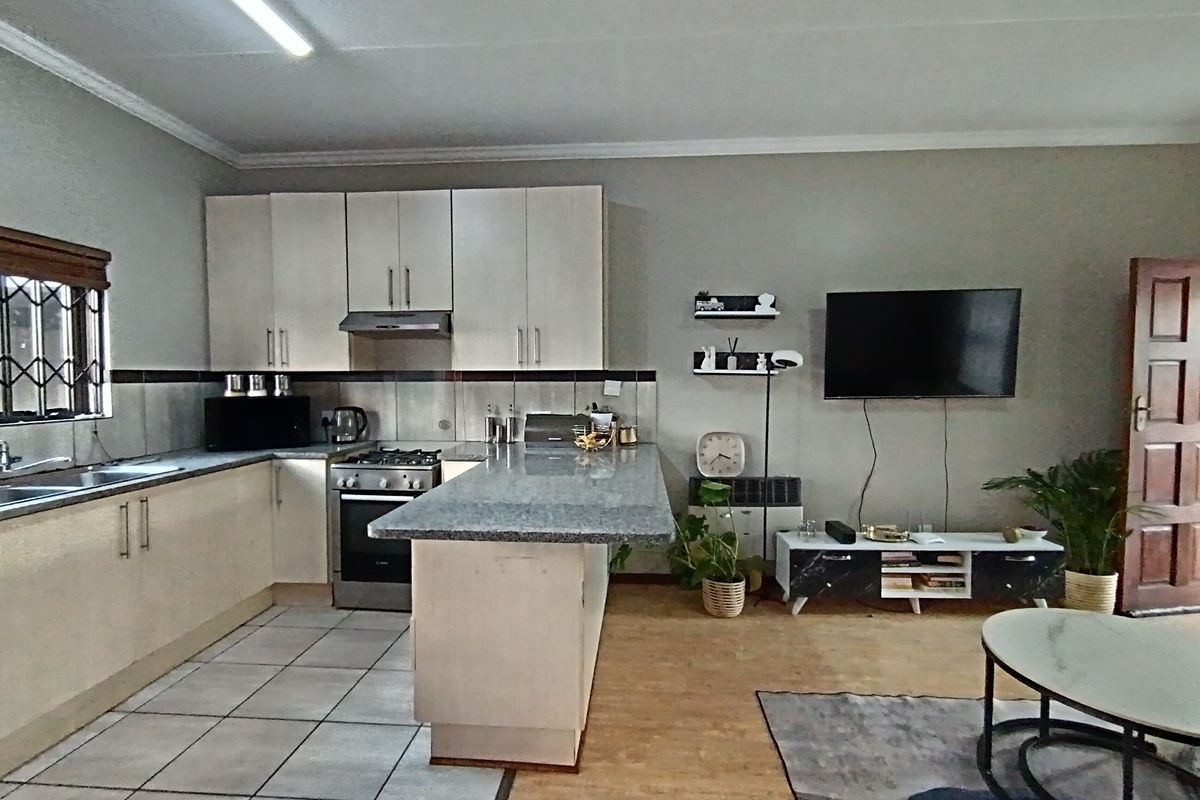 Immaculate Three Bedroom Family Home in Secure Lifestyle Complex - Photo 3