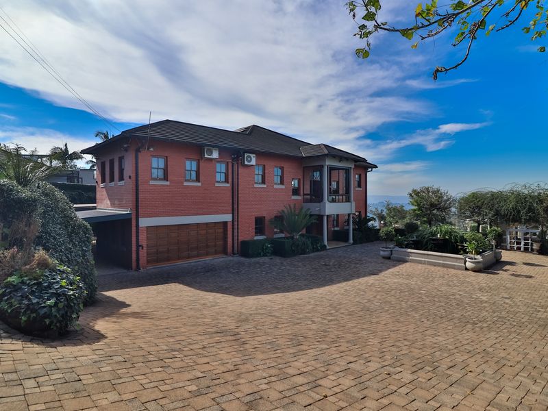 Athlone - spectacular family home for the extended family - Photo 4