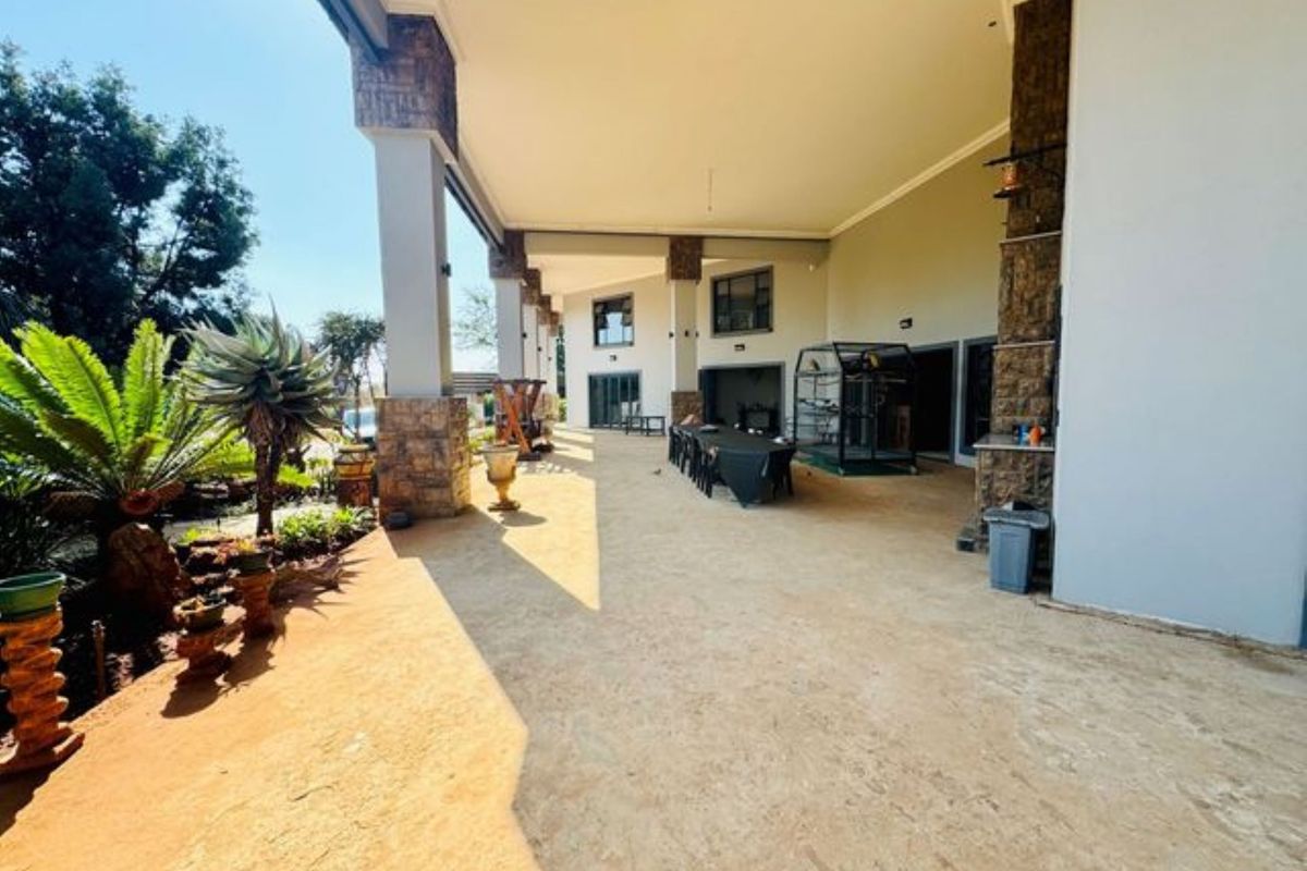 Smallholding with 3 Houses & a Workshop For Sale In Annlin. - Photo 4