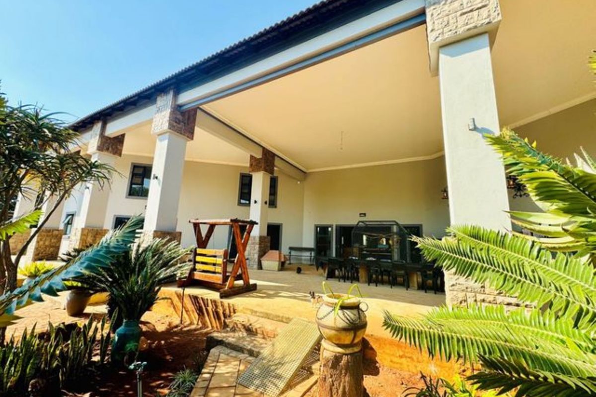 Smallholding with 3 Houses & a Workshop For Sale In Annlin. - Photo 2