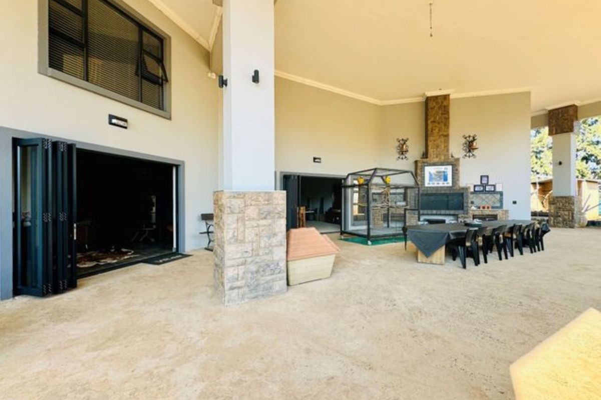 Smallholding with 3 Houses & a Workshop For Sale In Annlin. - Photo 3