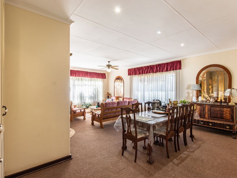 Elegant Family Home with Flatlet, Solar Power & Exceptional Entertainment - Photo 10