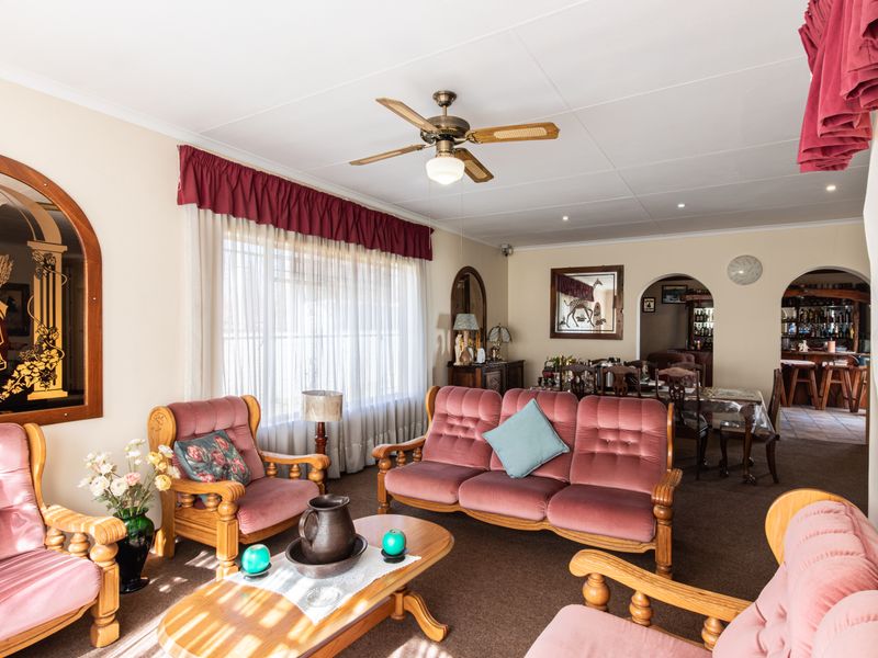 Elegant Family Home with Flatlet, Solar Power & Exceptional Entertainment - Photo 9
