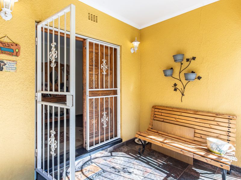 Elegant Family Home with Flatlet, Solar Power & Exceptional Entertainment - Photo 3