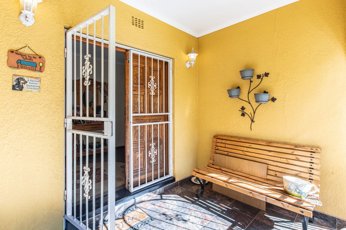 Elegant Family Home with Flatlet, Solar Power & Exceptional Entertainment - Photo 3