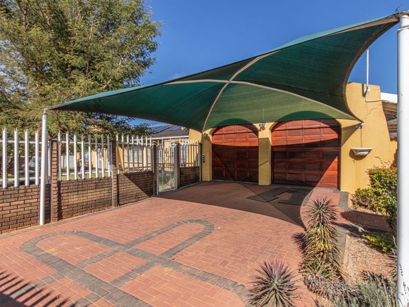 Elegant Family Home with Flatlet, Solar Power & Exceptional Entertainment - Photo 2