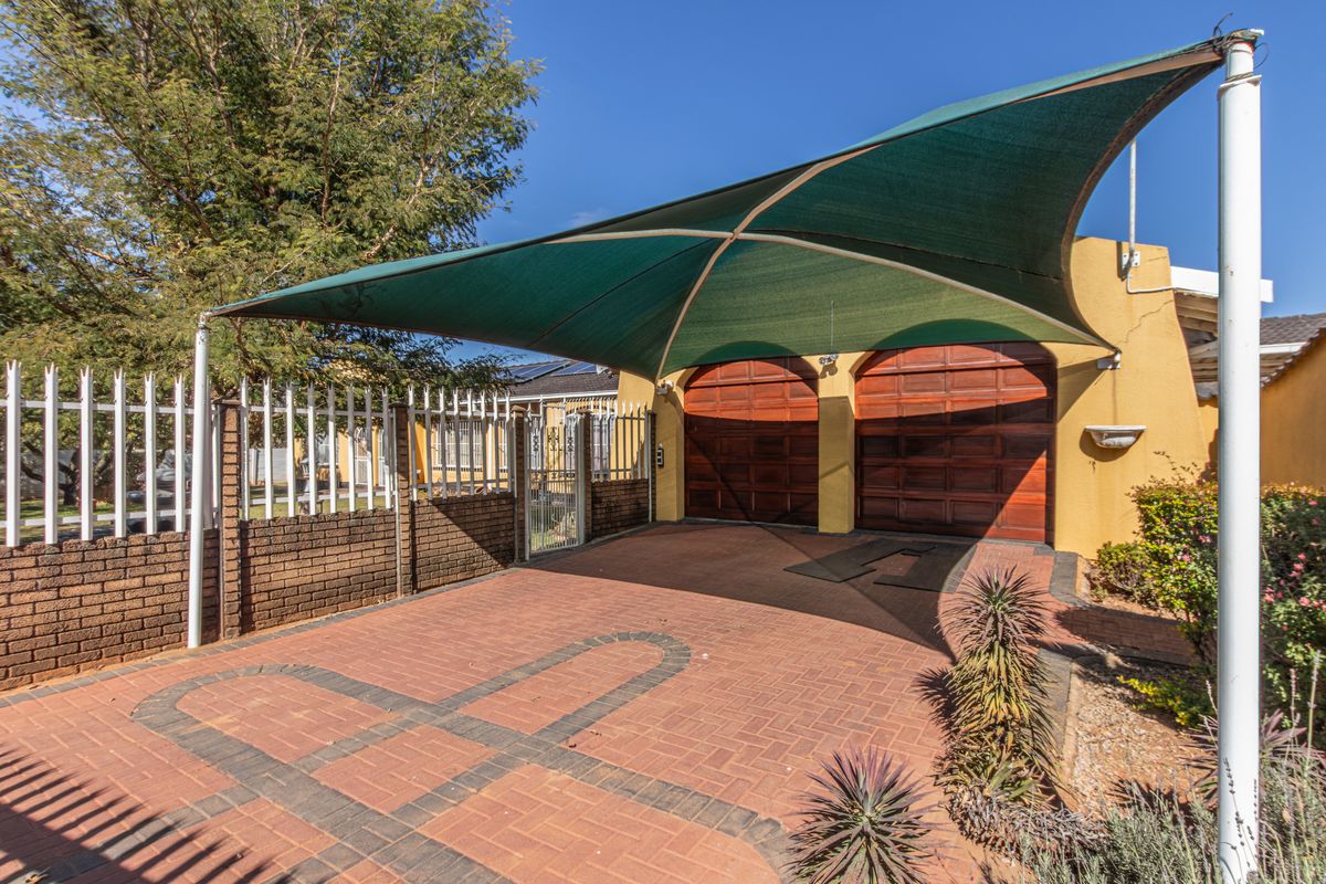 Elegant Family Home with Flatlet, Solar Power & Exceptional Entertainment - Photo 2