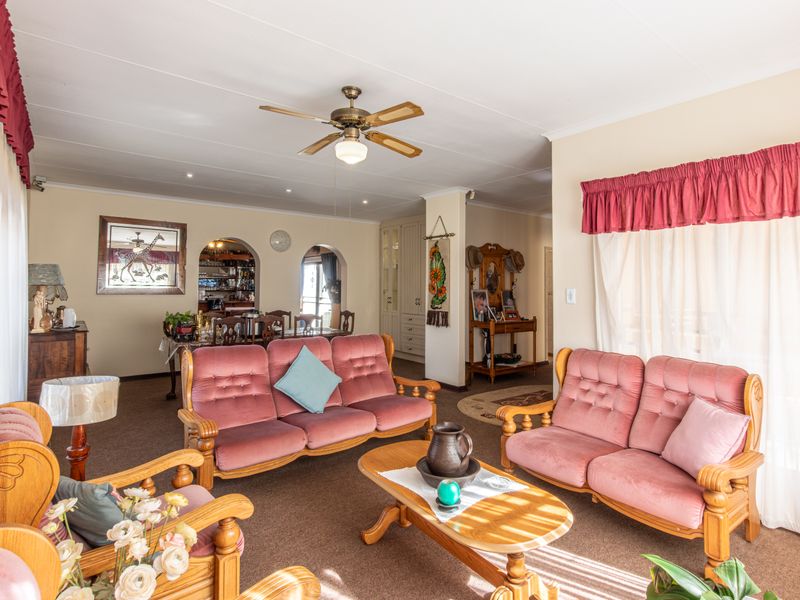 Elegant Family Home with Flatlet, Solar Power & Exceptional Entertainment - Photo 8