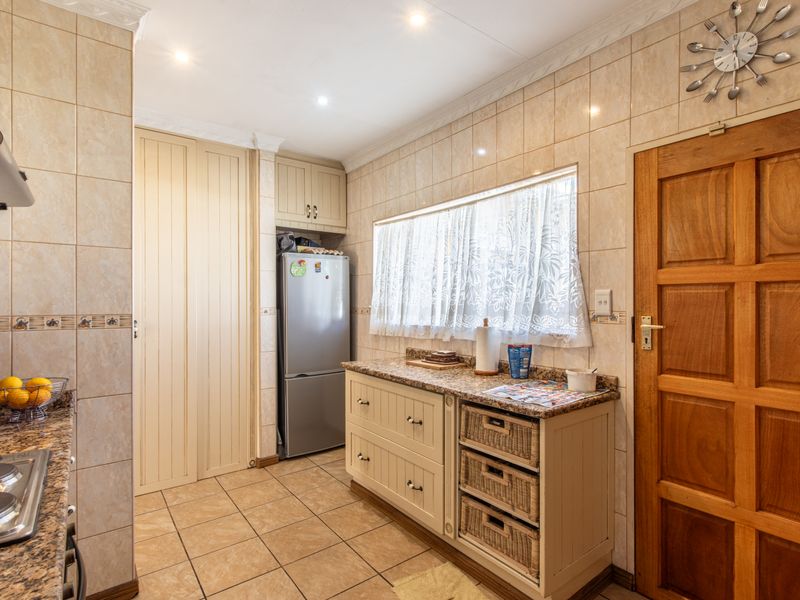 Elegant Family Home with Flatlet, Solar Power & Exceptional Entertainment - Photo 6