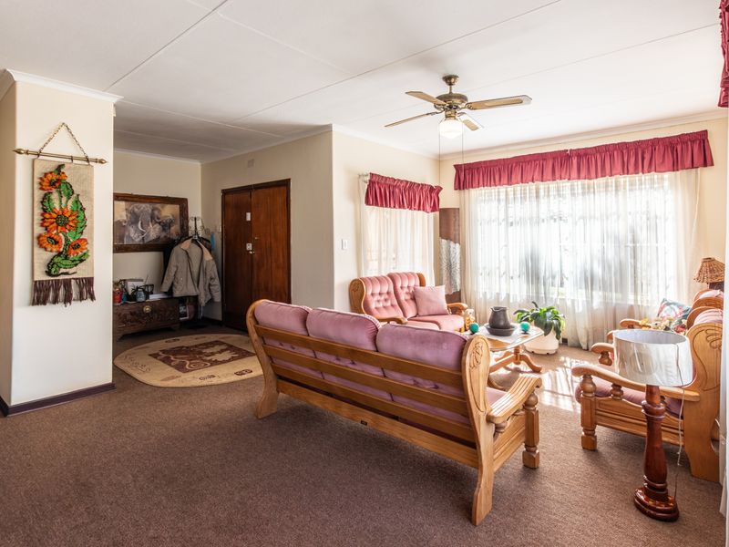 Elegant Family Home with Flatlet, Solar Power & Exceptional Entertainment - Photo 7