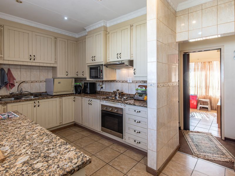 Elegant Family Home with Flatlet, Solar Power & Exceptional Entertainment - Photo 4