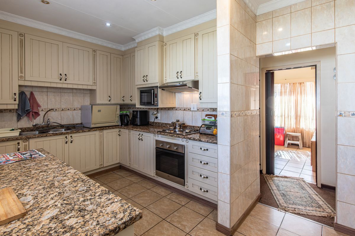 Elegant Family Home with Flatlet, Solar Power & Exceptional Entertainment - Photo 4