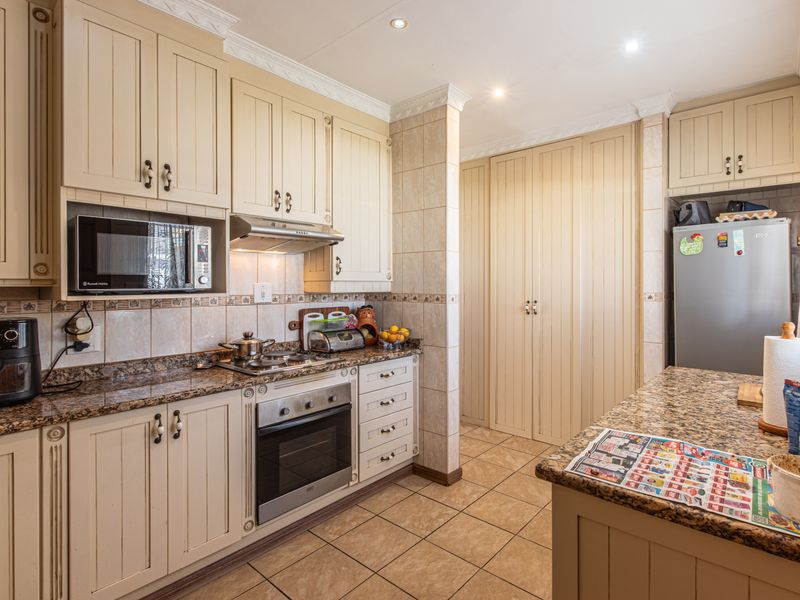 Elegant Family Home with Flatlet, Solar Power & Exceptional Entertainment - Photo 5