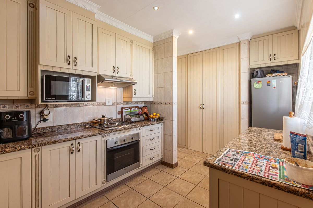 Elegant Family Home with Flatlet, Solar Power & Exceptional Entertainment - Photo 5