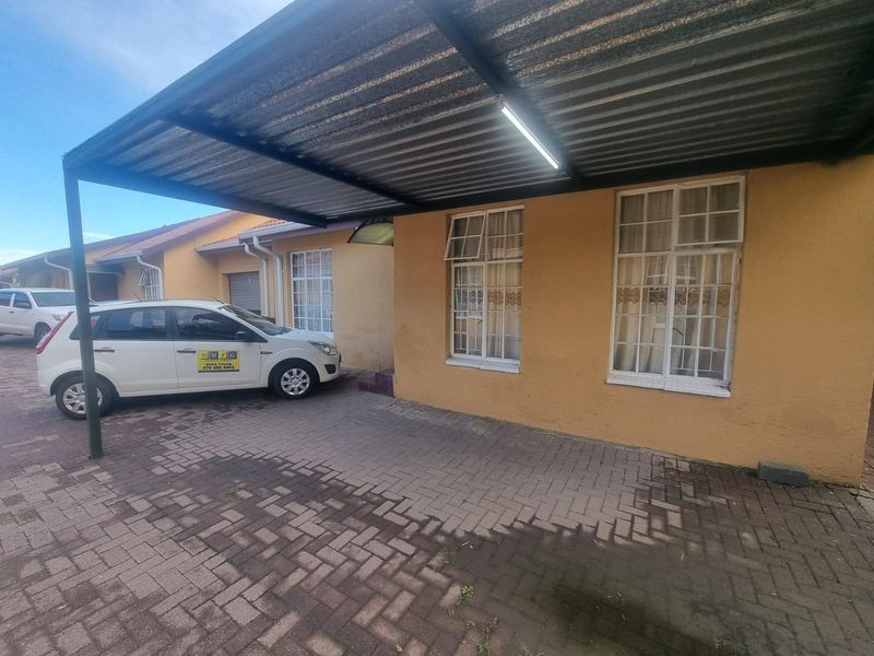 Two-bedroom townhouse with garage & carport - Photo 8