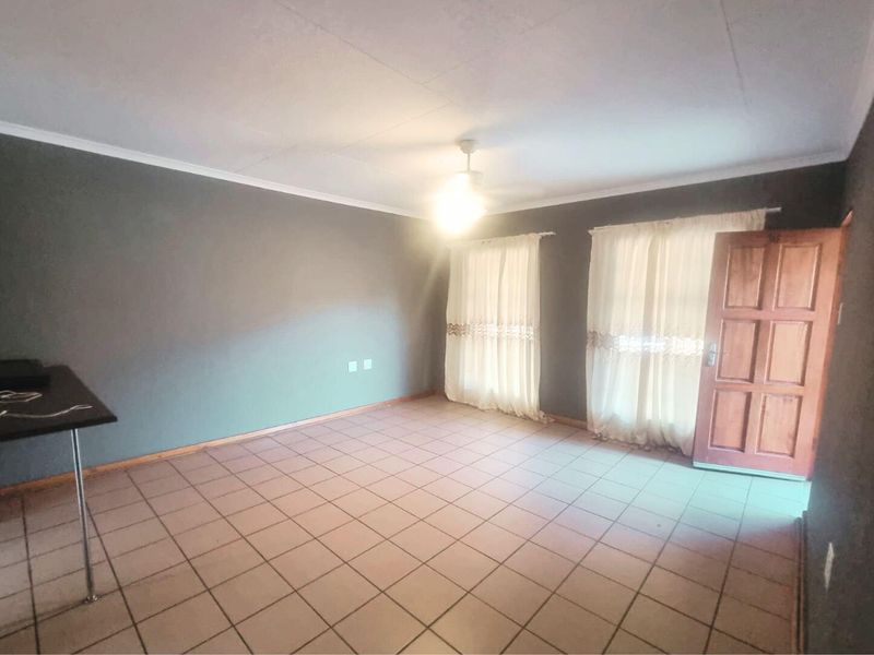 Two-bedroom townhouse with garage & carport - Photo 7