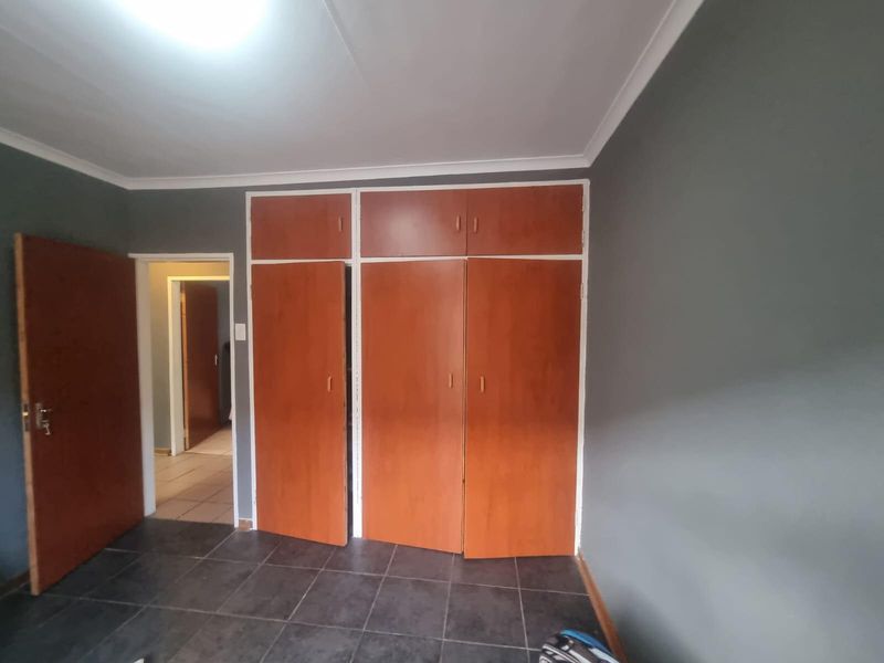 Two-bedroom townhouse with garage & carport - Photo 6