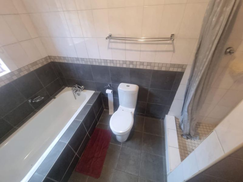 Two-bedroom townhouse with garage & carport - Photo 10