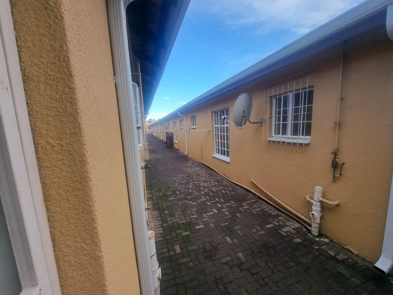 Two-bedroom townhouse with garage & carport - Photo 9
